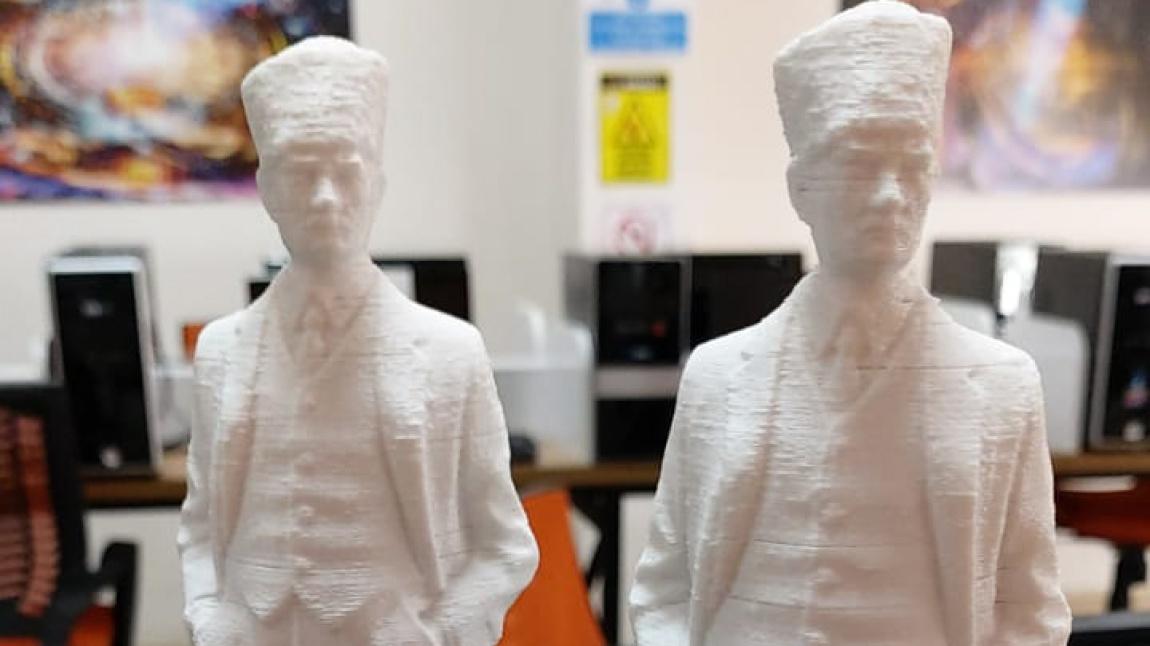 Okulumuz Bilişim Teknolojileri Bölümü Öğrencileri 3D yazıcı kullanarak figür üretiyorlar ...